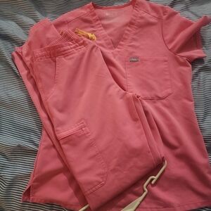 Figs Coral Scrub Set